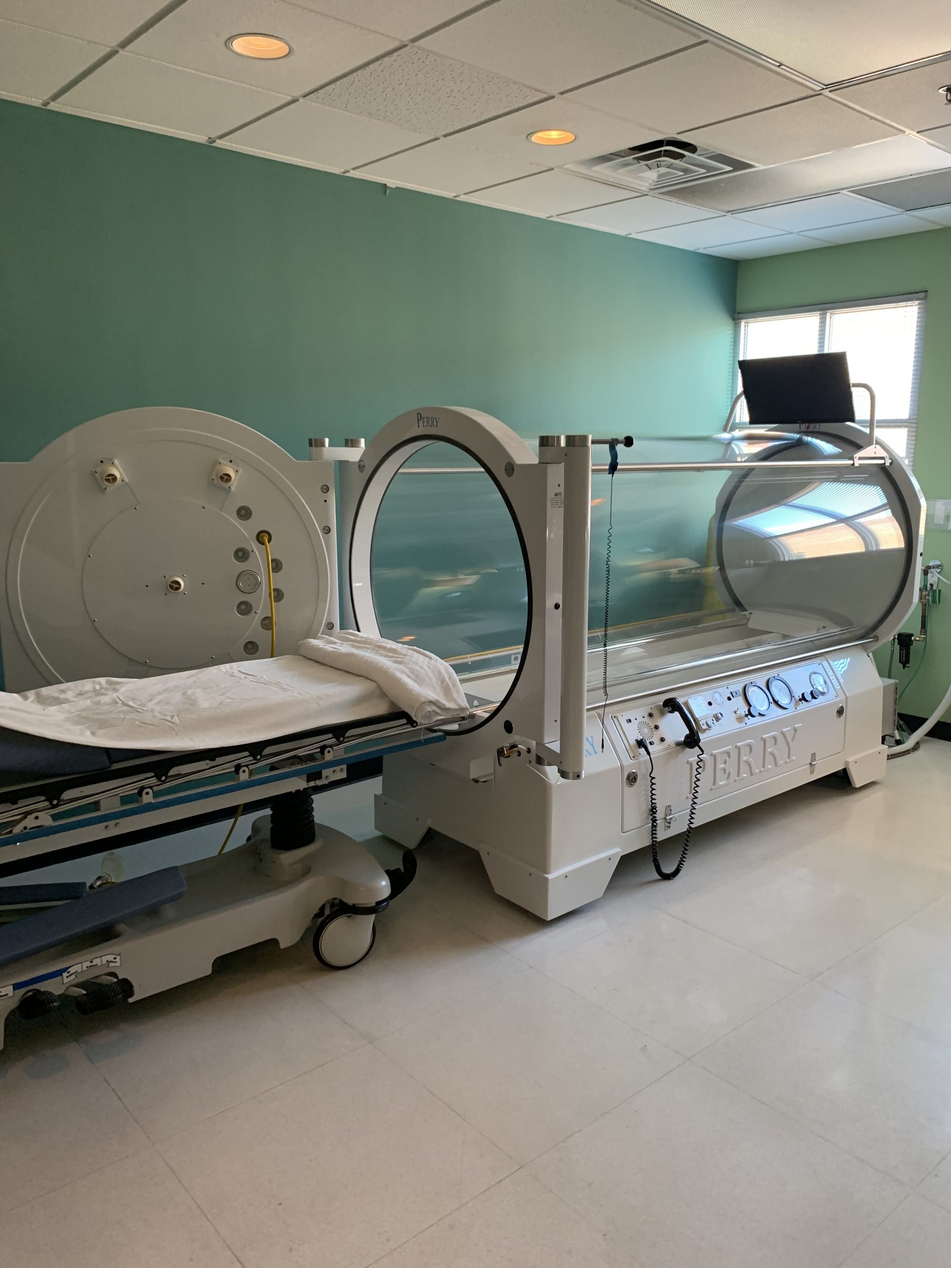 HBOT chamber used for treatment in the Dallas Metro Area